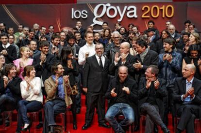 Álex de la Iglesia, presidente de la Academia del Cine, rodeado de candidatos a los Goya, ayer en Madrid.