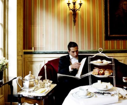 <b>UN HOTEL CHIC</b></br></br> Es un palacete del siglo XIX y cinco plantas con título de relais & châteauxpor su finura. Cinco estrellas, una bella fachada y cubertería de plata sellada. Recomendable la terraza del restaurante (El Jardín de Orfila). Los platos del chef Rubén Arnanz son esencialmente franco-suizos, como sus huéspedes. Con salón de té y habitaciones abuhardilladas. Cerca, y en la línea, el hotel Santo Mauro (Zurbano, 36). » Orfila, 6. 917 02 77 20. www.hotelorfila.com