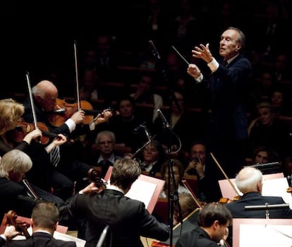 El director de orquesta Claudio Abbado durante un concierto de la programación del Festival de Lucerna en la sala Pleyel de París.