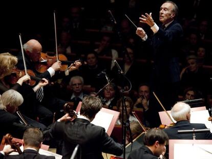 El director de orquesta Claudio Abbado durante un concierto de la programaci&oacute;n del Festival de Lucerna en la sala Pleyel de Par&iacute;s.