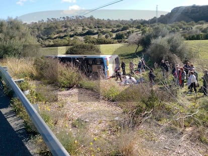 El autobús, volcado en el kilómetro 5 de la carretera MA-4030.