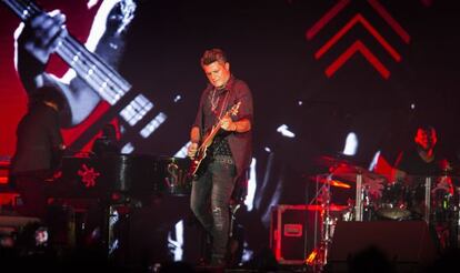 Alejandro Sanz, anoche en el primero de sus dos conciertos en el Sant Jordi.