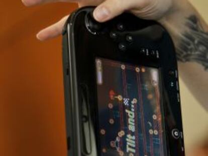 Un usuario juega con el mando de la nueva Wii U de Nintendo.