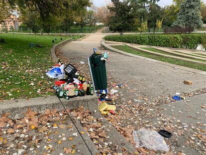 Una imagen de basura regada en el anfiteatro del Tierno Galván el 13 de noviembre.