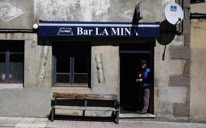 El bar La Mina, de Villablino, abrió en 1964 y dentro está decorado como una galería subterránea de carbón. Su dueño, Benito Fernández, teme que en unos años sea la única mina que quede en el valle.