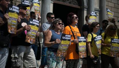 Miembros de la plataforma Aturem la Subhasta frente a la Generalitat.