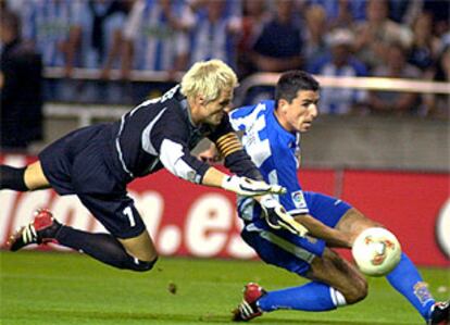 Makaay regatea a Cañizares en la acción previa al tercer gol del Deportivo en el  partido de ida.