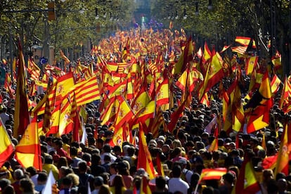 Bajo el lema '¡Todos somos Cataluña!' y con un mar de banderas españolas, catalanas y de la Unión Europea, la multitud comenzó a marchar por el centro de la capital catalana al mediodía. En la imagen, panorámica del paseo de Gràcia, atestado de manifestantes con banderas españolas y catalanas. Los organizadores han cifrado en más de un millón de personas los asistentes a la movilización.