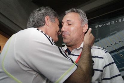 Mourinho saluda a Stoichkov ayer en Mestalla.