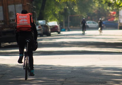 Un repartidor de la plataforma Rappi, en bicicleta, en las calles de Ciudad de México.