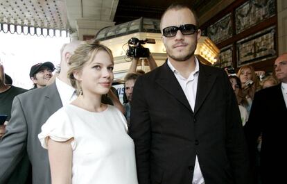 Michelle Williams, embarazada, y Heath Ledger, en un estreno en 2005.