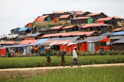 Refugiados rohingya cargan leña en el campo de refugiados de Palong Khali, en Cox's Bazar.