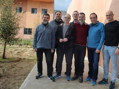De izquierda a derecha: Jordi Sànchez, Oriol Junqueras, Jordi Turull, Joaquim Forn, Jordi Cuixart, Josep Rull y Raül Romeva. 