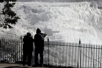 Dos personas ven el hielo en el parque nacional de Great Falls de Paterson (Nueva Jersey).