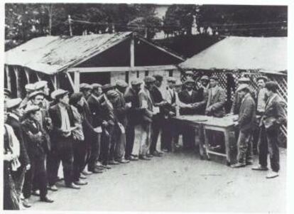 Albañiles en huelga recibiendo ayuda económica en una casa del Pueblo, en 1911.