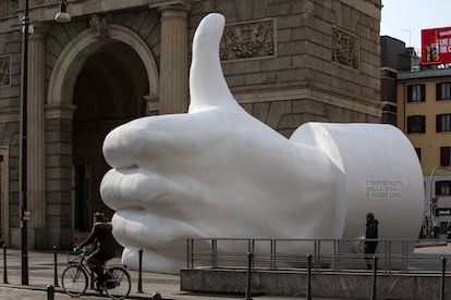 Un gigantesco me gusta esculpido frente a Porta Garibaldi (Milán) en marzo de 2018. De autoría anónima, junto a la estructura solo se podía leer: "En la vida solo importa una cosa: conseguir 'me gustas".