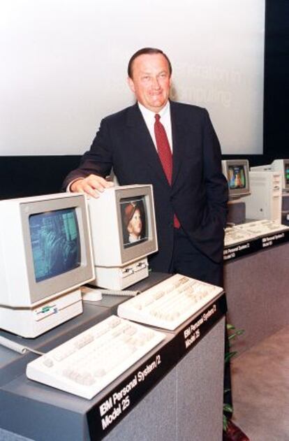 William Lowe, con el modelo de PC que lanzó IBM en 1987.