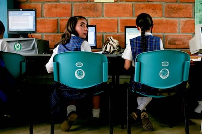 Una clase de inform&aacute;tica en una escuela rural de La Ceja del Tambo, en Antioquia, Colombia.