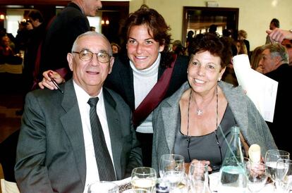 Arantxa S&aacute;nchez Vicario y sus padres, Emilio y Marisa, en 2002.