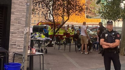 Personal de emergencias trabajan tras la explosión de un bar en Vallecas, este sábado.