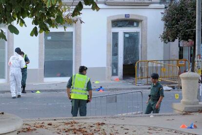 Imagen de los desperfectos causados por el atentado en casa de Fraga