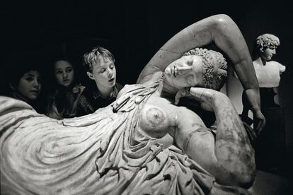 Un niño contempla la escultura griega Ariadna dormida, en el Museo del Prado de Madrid.