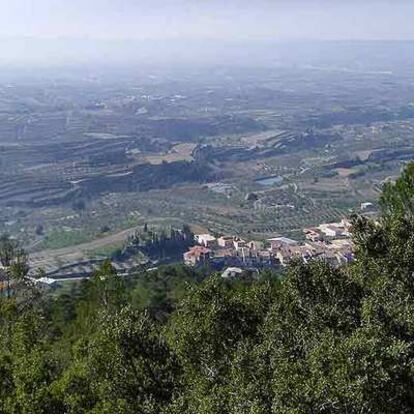 El pueblo de Beniatjar, en una imagen tomada desde las estribaciones del Benicadell.