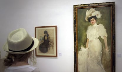Una visitante contempla un lienzo de Ramon Casas de la colección de Pau Casals.