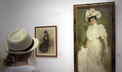 Una visitante contempla un lienzo de Ramon Casas de la colecci&oacute;n de Pau Casals.