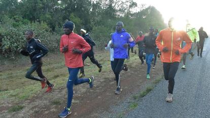 Kipchoge, de rojo, al frente de un grupo de atletas, entrenándose en Kenia.