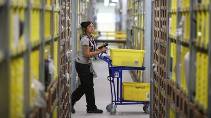 Una empleada de Amazon en el almacén de San Fernando de Henares (Madrid).