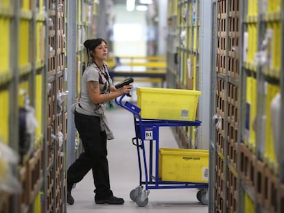 Una empleada de Amazon en el almacén de San Fernando de Henares (Madrid).