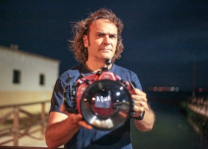 El fotógrafo Javier Murcia posa junto a la carcasa con la que sumerge su cámara bajo el agua.