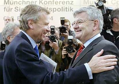 El secretario general de la OTAN, Jaap de Hoop Scheffer (izquierda), con el ministro alemán Joschka Fischer, ayer.