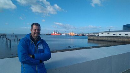 Junto al Estrecho de Magallanes, en Punta Arenas, con el Hespérides fondeado al fondo en el puerto.