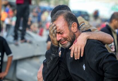 Un hombre llora delante de su casa, bombardeada por Israel este lunes en Jan Yunis, en la franja de Gaza. 