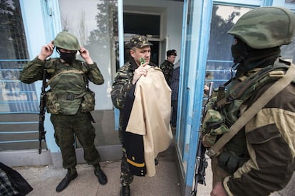 Un militar ucranio abandona las instalaciones militares en Sebastopol, 19 de marzo de 2014.