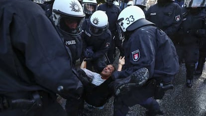 Manifestante &eacute; preso em protesto contra o G20.