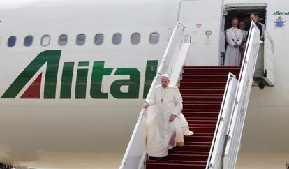 El papa Francisco baja del avión tras su llegada a Yangon (Myanmar).