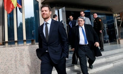 El futbolista Xabi Alonso sale de la Audiencia Provincial de Madrid, donde rechazó pactar con la Fiscalía el pasado mes de enero.