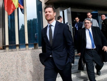 El futbolista Xabi Alonso sale de la Audiencia Provincial de Madrid, donde rechazó pactar con la Fiscalía el pasado mes de enero.
