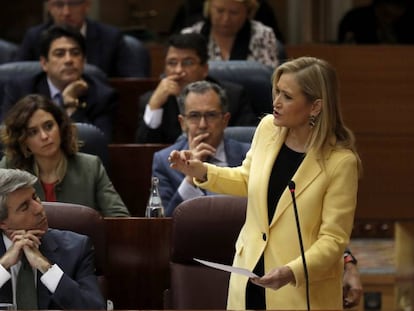 Madrid Premier Cristina Cifuentes (right).