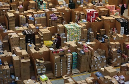 Els magatzems d'Amazon a Peterborough, el Regne Unit, preparats pel Black Friday.