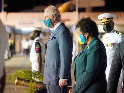 Carlos de Inglaterra, junto a la presidenta electa de Barbados, Sandra Mason, el domingo en la capital, Bridgetown.