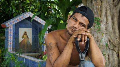Payla (nombre supuesto) tiene 33 años y trabaja en el cementerio desde lo ocho. Antes de dedicarse plenamente al trabajo en el camposanto, fue soldador. Es el líder del grupo de jóvenes que se autoproclaman "guardianes del cementerio". Además de los encargos que les hacen, vigilan para evitar que los ladrones se escondan aquí después de cometer un asalto. Él mismo pasó dos años en prisión por robo y asegura que fue, sin duda, la peor etapa de su vida. “Fuera puedes ser un drogadicto y un desgraciado, pero eres libre. La libertad lo es todo”, asegura.