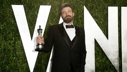 Ben Affleck, con el Oscar a mejor película que ganó por 'Argo', en febrero de 2013.