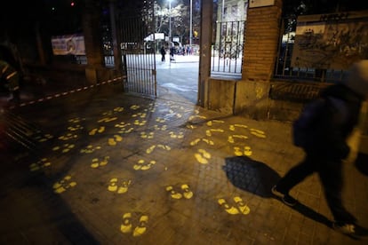 Pintadas en el suelo que representan pisadas y lazos amarillos en apoyo a los lideres independentistas, en el colegio Ramon Llull, en Barcelona.