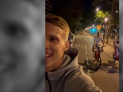 Dani Olmo, Iñigo Martínez, Eric García y Pedri se pasean en bici por Barcelona para celebrar el título de Liga