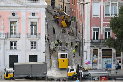 Calzada de la Gloria, en Lisboa, con los restos del funicular descarrilado y el segundo carruaje que hacía de contrapeso.