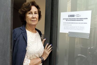 Olivia Arauna, ayer, ante la notificación de precinto colocada en la puerta de su galería en la calle Barquillo.